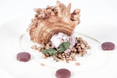 Lehçe-Litvanyaca geleneksel pasta ('ağaç kek') - sekacz (Polonya) veya sakotis (Litvanyaca) ile taze nane ile dekore edilmiş olan dondurma, kavrulmuş fındık ve ahududulu jöle tükürmek