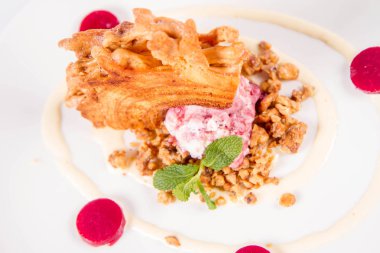 Lehçe-Litvanyaca geleneksel pasta ('ağaç kek') - sekacz (Polonya) veya sakotis (Litvanyaca) ile taze nane ile dekore edilmiş olan dondurma, kavrulmuş fındık ve ahududulu jöle tükürmek