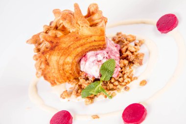 Lehçe-Litvanyaca geleneksel pasta ('ağaç kek') - sekacz (Polonya) veya sakotis (Litvanyaca) ile taze nane ile dekore edilmiş olan dondurma, kavrulmuş fındık ve ahududulu jöle tükürmek