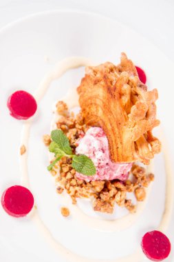 Lehçe-Litvanyaca geleneksel pasta ('ağaç kek') - sekacz (Polonya) veya sakotis (Litvanyaca) ile taze nane ile dekore edilmiş olan dondurma, kavrulmuş fındık ve ahududulu jöle tükürmek