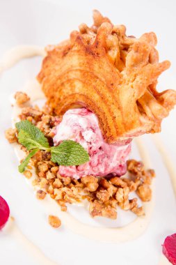 Lehçe-Litvanyaca geleneksel pasta ('ağaç kek') - sekacz (Polonya) veya sakotis (Litvanyaca) ile taze nane ile dekore edilmiş olan dondurma, kavrulmuş fındık ve ahududulu jöle tükürmek