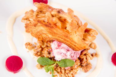 Lehçe-Litvanyaca geleneksel pasta ('ağaç kek') - sekacz (Polonya) veya sakotis (Litvanyaca) ile taze nane ile dekore edilmiş olan dondurma, kavrulmuş fındık ve ahududulu jöle tükürmek