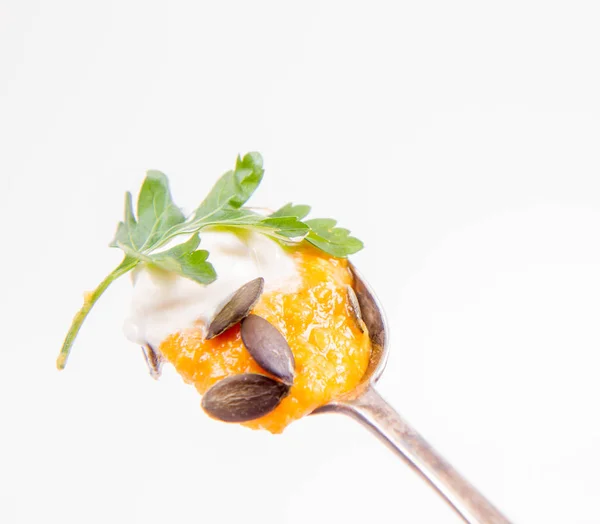 Zuppa Zucca Carota Decorata Con Panna Prezzemolo Semi Zucca Cucchiaio — Foto Stock