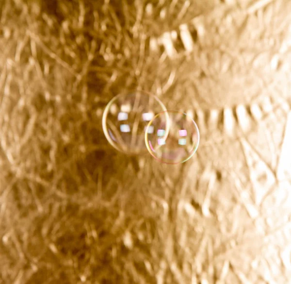 Мыльные Пузыри Золотом Фоне — стоковое фото