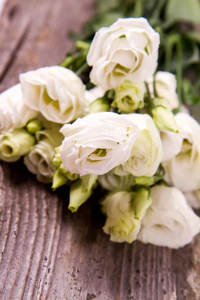 Rosas Blancas Sobre Fondo Madera —  Fotos de Stock