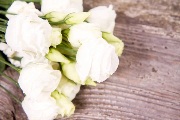 Bílé Růže Dřevěném Pozadí — Stock fotografie
