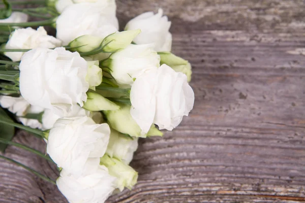 Rosas Blancas Sobre Fondo Madera — Foto de Stock