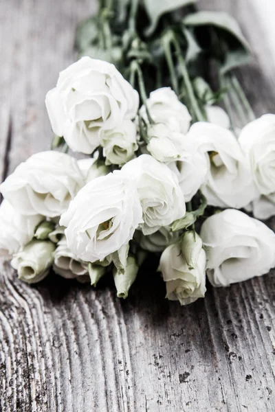 Rosas Blancas Sobre Fondo Madera — Foto de Stock