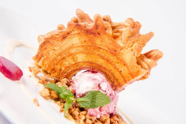 Lehçe-Litvanyaca geleneksel pasta ('ağaç kek') - sekacz (Polonya) veya sakotis (Litvanyaca) ile taze nane ile dekore edilmiş olan dondurma, kavrulmuş fındık ve ahududulu jöle tükürmek