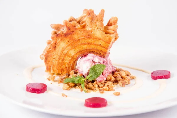 Lehçe-Litvanyaca geleneksel pasta ('ağaç kek') - sekacz (Polonya) veya sakotis (Litvanyaca) ile taze nane ile dekore edilmiş olan dondurma, kavrulmuş fındık ve ahududulu jöle tükürmek