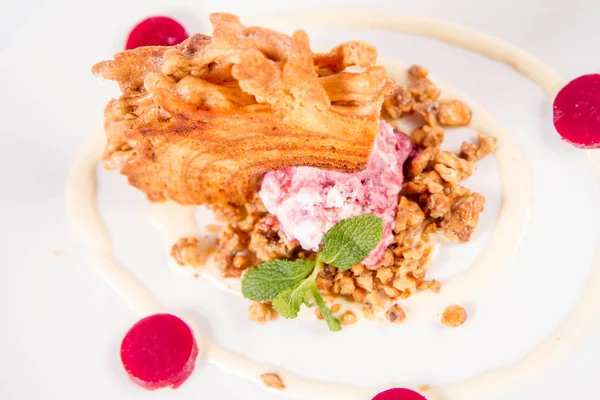 Lehçe-Litvanyaca geleneksel pasta ('ağaç kek') - sekacz (Polonya) veya sakotis (Litvanyaca) ile taze nane ile dekore edilmiş olan dondurma, kavrulmuş fındık ve ahududulu jöle tükürmek