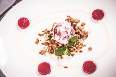 Kepçe dondurma kavrulmuş fındık üzerine nane ve ahududulu jöle ile dekore edilmiş