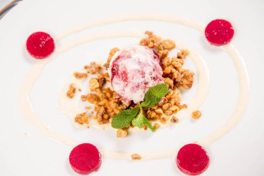 Kepçe dondurma kavrulmuş fındık üzerine nane ve ahududulu jöle ile dekore edilmiş