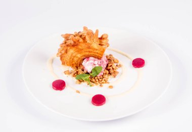 Lehçe-Litvanyaca geleneksel pasta ('ağaç kek') - sekacz (Polonya) veya sakotis (Litvanyaca) ile taze nane ile dekore edilmiş olan dondurma, kavrulmuş fındık ve ahududulu jöle tükürmek