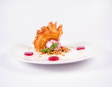 Lehçe-Litvanyaca geleneksel pasta ('ağaç kek') - sekacz (Polonya) veya sakotis (Litvanyaca) ile taze nane ile dekore edilmiş olan dondurma, kavrulmuş fındık ve ahududulu jöle tükürmek