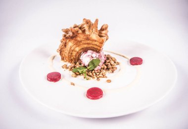 Lehçe-Litvanyaca geleneksel pasta ('ağaç kek') - sekacz (Polonya) veya sakotis (Litvanyaca) ile taze nane ile dekore edilmiş olan dondurma, kavrulmuş fındık ve ahududulu jöle tükürmek