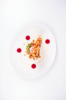 Lehçe-Litvanyaca geleneksel pasta ('ağaç kek') - sekacz (Polonya) veya sakotis (Litvanyaca) ile taze nane ile dekore edilmiş olan dondurma, kavrulmuş fındık ve ahududulu jöle tükürmek