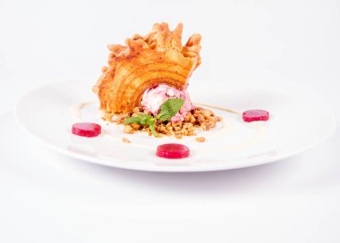 Lehçe-Litvanyaca geleneksel pasta ('ağaç kek') - sekacz (Polonya) veya sakotis (Litvanyaca) ile taze nane ile dekore edilmiş olan dondurma, kavrulmuş fındık ve ahududulu jöle tükürmek