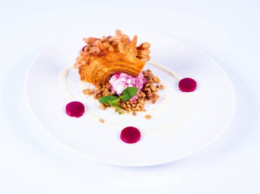 Lehçe-Litvanyaca geleneksel pasta ('ağaç kek') - sekacz (Polonya) veya sakotis (Litvanyaca) ile taze nane ile dekore edilmiş olan dondurma, kavrulmuş fındık ve ahududulu jöle tükürmek