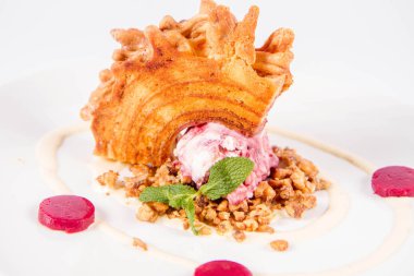 Lehçe-Litvanyaca geleneksel pasta ('ağaç kek') - sekacz (Polonya) veya sakotis (Litvanyaca) ile taze nane ile dekore edilmiş olan dondurma, kavrulmuş fındık ve ahududulu jöle tükürmek