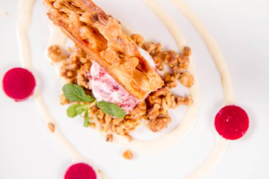 Lehçe-Litvanyaca geleneksel pasta ('ağaç kek') - sekacz (Polonya) veya sakotis (Litvanyaca) ile taze nane ile dekore edilmiş olan dondurma, kavrulmuş fındık ve ahududulu jöle tükürmek