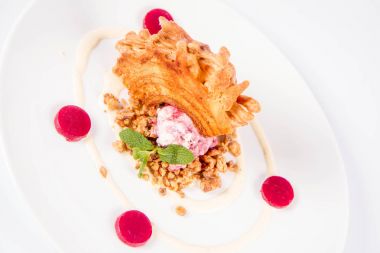 Lehçe-Litvanyaca geleneksel beyaz zemin üzerine taze nane ile dekore edilmiş dondurma, kavrulmuş fındık ve ahududulu jöle ile pasta ('ağaç kek') - sekacz (Polonya) veya sakotis (Litvanyaca) tükürmek