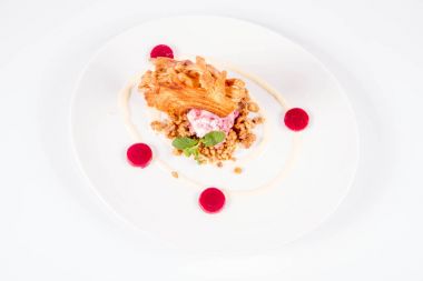 Lehçe-Litvanyaca geleneksel beyaz zemin üzerine taze nane ile dekore edilmiş dondurma, kavrulmuş fındık ve ahududulu jöle ile pasta ('ağaç kek') - sekacz (Polonya) veya sakotis (Litvanyaca) tükürmek