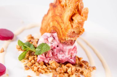 Lehçe-Litvanyaca geleneksel beyaz zemin üzerine taze nane ile dekore edilmiş dondurma, kavrulmuş fındık ve ahududulu jöle ile pasta ('ağaç kek') - sekacz (Polonya) veya sakotis (Litvanyaca) tükürmek