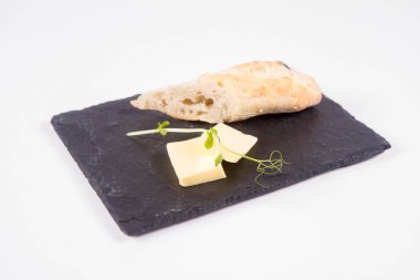 Ekmek ve tereyağı meze beyaz bir arka plan üzerinde