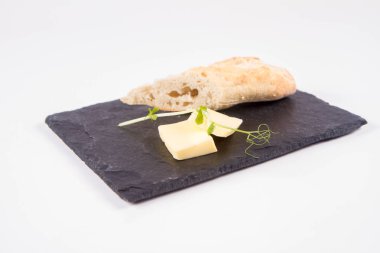 Ekmek ve tereyağı meze beyaz bir arka plan üzerinde