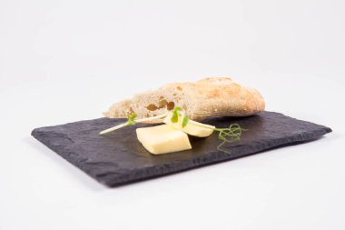 Ekmek ve tereyağı meze beyaz bir arka plan üzerinde