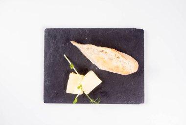 Ekmek ve tereyağı meze beyaz bir arka plan üzerinde