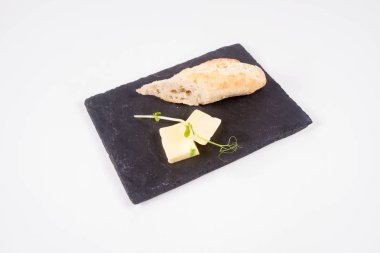 Ekmek ve tereyağı meze beyaz bir arka plan üzerinde