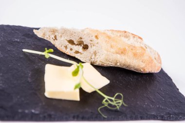 Ekmek ve tereyağı meze beyaz bir arka plan üzerinde