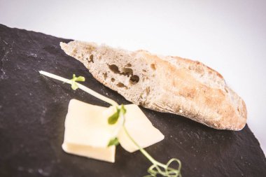 Ekmek ve tereyağı meze beyaz bir arka plan üzerinde