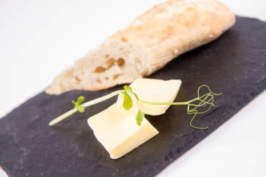 Ekmek ve tereyağı meze beyaz bir arka plan üzerinde