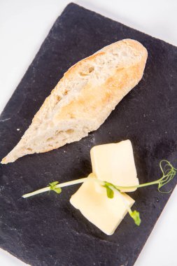 Ekmek ve tereyağı meze beyaz bir arka plan üzerinde