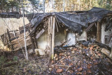 Terk edilmiş eski bir ahşap ev hasar gördü.