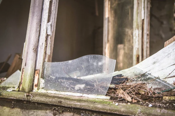 Σπασμένο Παράθυρο Από Ένα Ερειπωμένο Σπίτι — Φωτογραφία Αρχείου