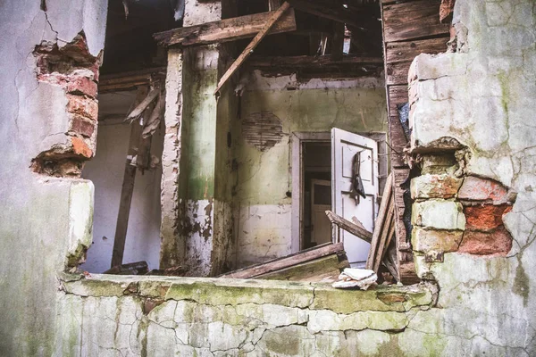Janela Partida Uma Casa Devastada — Fotografia de Stock
