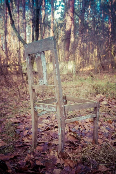 Une Vieille Chaise Endommagée Extérieur — Photo