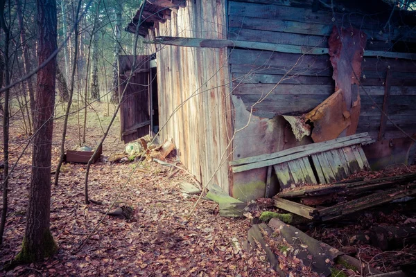Opuszczony Stary Uszkodzony Dom Drewniany — Zdjęcie stockowe