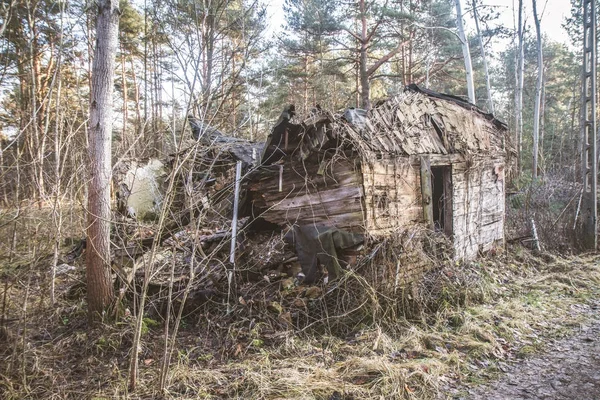 Ένα Παλιό Εγκαταλειφθεί Κατεστραμμένο Ξύλινο Σπίτι — Φωτογραφία Αρχείου