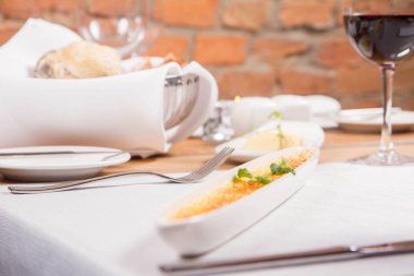 Bir restoranda servis Creme brulee