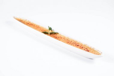 Crme brle beyaz bir arka plan üzerinde