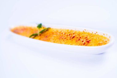 Crme brle beyaz bir arka plan üzerinde