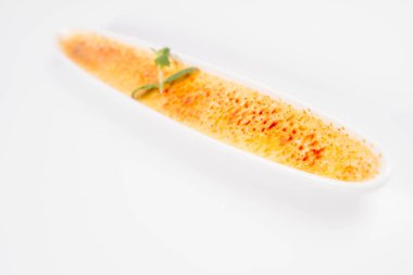Creme brulee beyaz bir arka plan üzerinde
