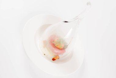 Biftek tartare yumurta sarısı, soğan, turşu, Kapari, mantar ve beyaz zemin üzerine roket salata ile servis füme