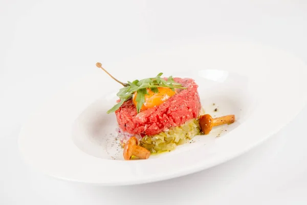 Tartare Bistecca Servita Con Tuorlo Uovo Cipolle Capperi Funghi Insalata — Foto Stock