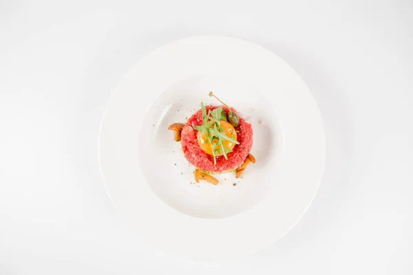 Filete Tartar Servido Con Yema Huevo Cebolla Alcaparra Champiñones Ensalada — Foto de Stock